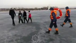 Четверо подростков едва не провалились под лед на озере в Петропавловске