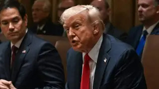 Трамп заявил, что он “взбешен” из-за слов Путина, и пригрозил России пошлинами на всю нефть