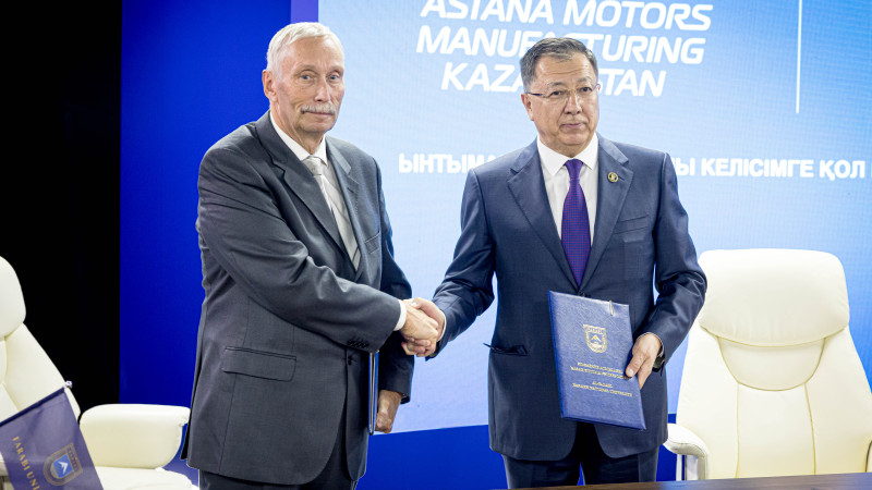 Фото: "Астана Моторс". Андрей Казак, директор AMMKZ, и Жансеит Түймебаев, ректор КазНУ имени аль-Фараби.