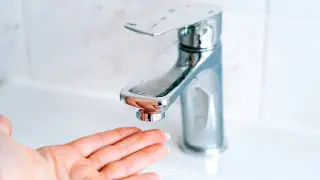 Новостройка без удобств: в Атырау жильцы жалуются на перебои со светом и водой