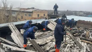 Штормовой ветер сносит крыши и автомобили в Карагандинской области: спасатели сделали заявление