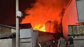 Сильный пожар сняли на видео в Алматы: загорелось здание общежития