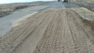 В “КазАвтоЖоле“ объяснили латание ям на дорогах песком