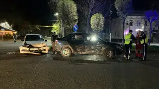 Два легковых автомобиля столкнулись в Алматы, пострадали люди