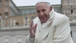 Папа Римский неожиданно появился на публике после длительной госпитализации
