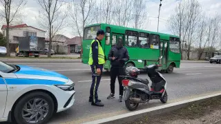 Кого поймали полицейские в первом рейде по мопедистам в Алматы