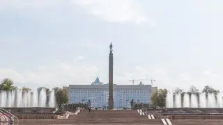 “Охранники запретили фотографировать“: кому принадлежит площадь перед акиматом Алматы?