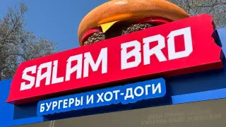 В Алматы установили брендированные остановки в честь юбилея Salam Bro