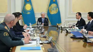 “Не допустить снижения благосостояния“. Токаев провел совещание Совбеза