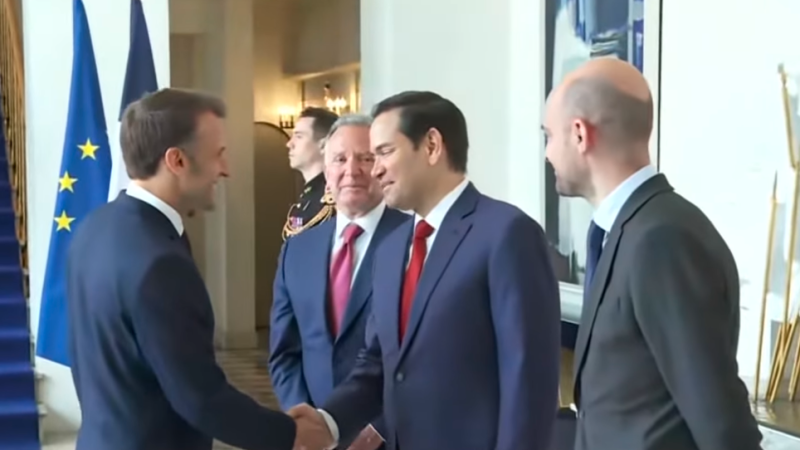 Эммануэль Макрон жмет руку госсекретарю США Марко Рубио перед встречей в Елисейском дворце. ©️ France 24