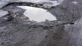 Женщина повредила BMW, пытаясь объехать яму в Уральске. Кто виноват?