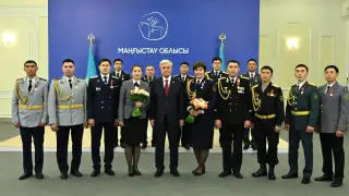 “Ценю ваш труд“: Токаев наградил правоохранителей Мангистау
