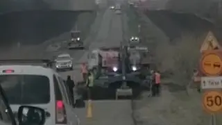 “Туризм в потусторонний мир“: в сети обсуждают провал на трассе в Восточном Казахстане