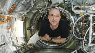 Старейший астронавт приземлился в Казахстане