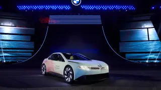 BMW представил новый светящийся концепт на автосалоне в Шанхае