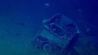 Загадочный внедорожник нашли на затонувшем авианосце