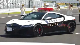 Японской полиции подарили спорткар. Видео