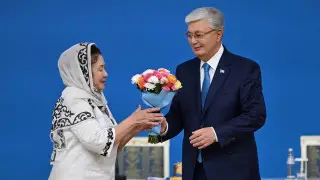 Токаев наградил казахстанцев за заслуги в укреплении мира