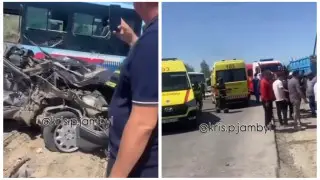 Поезд, автобус и автомобиль Mercedes столкнулись на железнодорожном переезде в Таразе