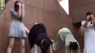 Видео с танцем казахстанских школьниц у обелиска славы обсуждают в сети