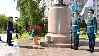 Премьер Бектенов почтил память летчика-штурмовика Талгата Бегельдинова