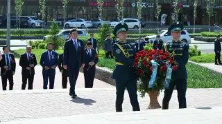 Цветы к памятнику Бауыржану Момышулы возложил председатель Мажилиса