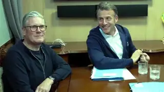 В Париже объяснили, что Макрон прятал на видео