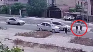 Детей сбили на пешеходном переходе в Актау: страшные кадры появились в сети