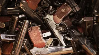 Полицейских осудили за торговлю списанным оружием в Алматы