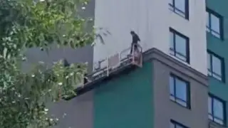 Житель Костаная залез на высоту из-за работодателя: полиция пытается решить вопрос