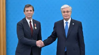 Токаев наградил орденом режиссера Дворцевого