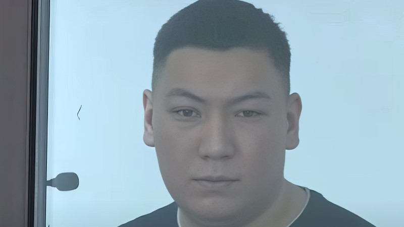 Подсудимый Абзал Шынасыл. Кадр из трансляции суда.