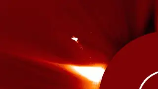 Загадочную “птицу“ увидели ученые над Солнцем