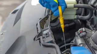 Белый, сизый, синеватый: как по дыму из-под капота определить серьезную поломку