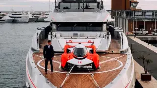 Богаче уже некуда: миллионер привез на яхте в Монако редчайший McLaren