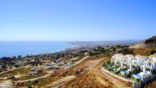 Коричневая вода на пляже: туристам в Испании запретили купаться