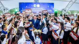 Аким Алматинской области наградил одаренных школьников региона