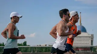Новая трасса и более 6 000 бегунов: Как в столице прошел Astana Half Marathon 2025