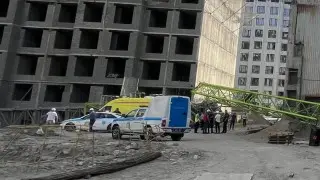 Кран упал на стройке в Алматы: есть погибший