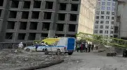 Кран упал на стройке в Алматы: есть погибший