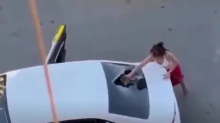 Разъяренная девушка разгромила машину такси в Шымкенте