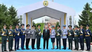 Токаев вручил погоны лучшим выпускникам военных вузов