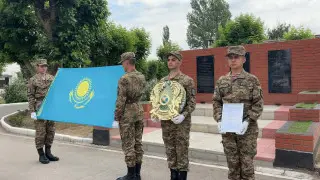 Павлодарцы прошли маршем в честь Дня государственных символов