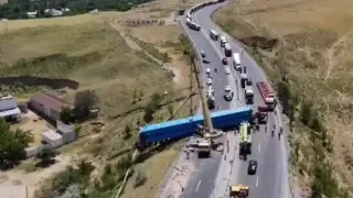 Третьи сутки не могут убрать длинномер с трассы после ДТП в Туркестанской области