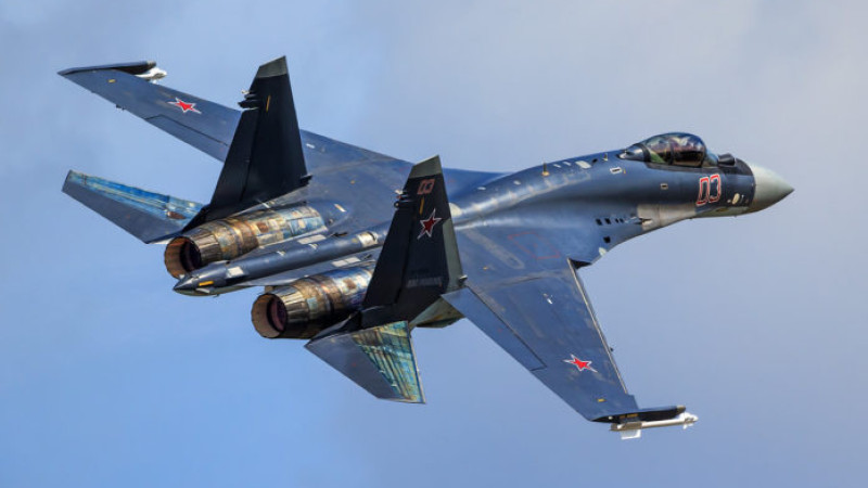 Тяжелый многофункциональный истребитель Су-35. Фото: Военный информатор