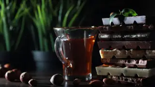 Ученые рассказали о пользе чая с шоколадкой