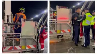 Мужчина забрался на арку одного из мостов через реку Есиль в Астане