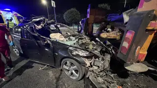 Ночное ДТП на Саина в Алматы: Lexus залетел под автобетононасос