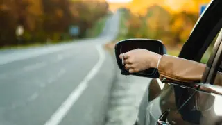 Будет ли штраф за высунутую руку из окна авто, рассказали в МВД