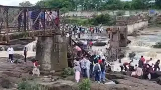 Смертельное селфи туристов на мосту: сколько человек погибло в Индии